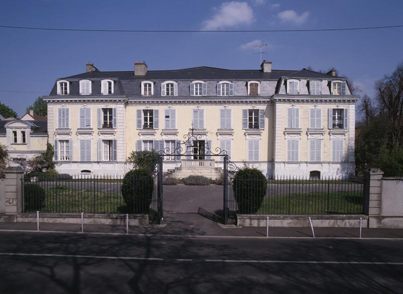 Vue de la façade antérieure.