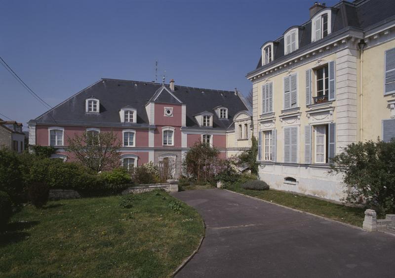 Façade sur la cour du bâtiment des communs perpendiculaire au château.