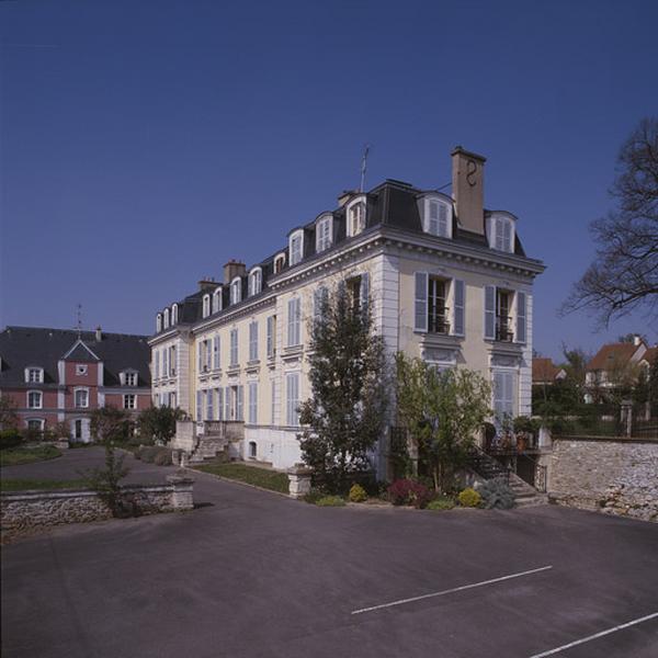 Vue d'ensemble du château et du bâtiment des communs.