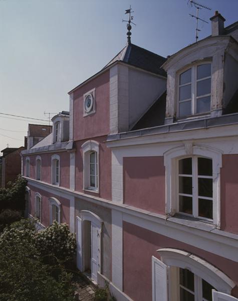 Le bâtiment des communs vu du premier étage du château.