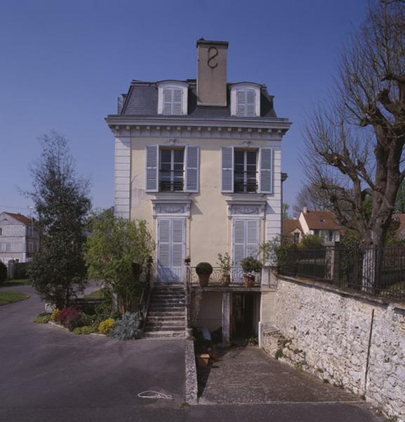 Vue de la façade latérale est du château.