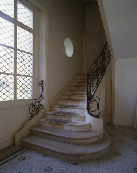 L'escalier intérieur situé dans l'angle du vestibule.