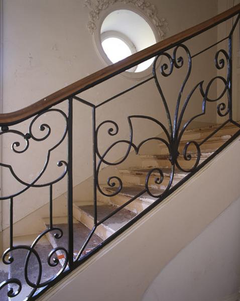 Détail de la rampe de l'escalier intérieur.