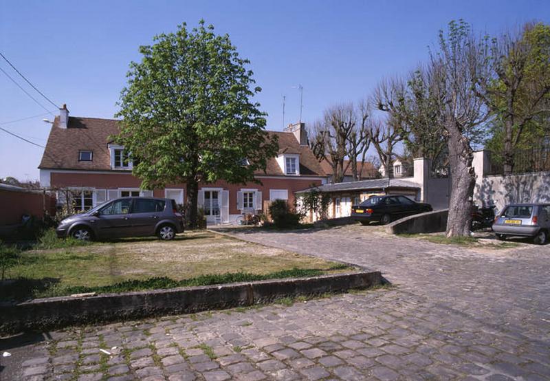 La basse-cour située à l'ouest du bâtiment des communs perpendiculaire au château ; longée au nord par l'allée des tilleuls, elle est fermée à l'ouest par d'anciennes dépendances agricoles.
