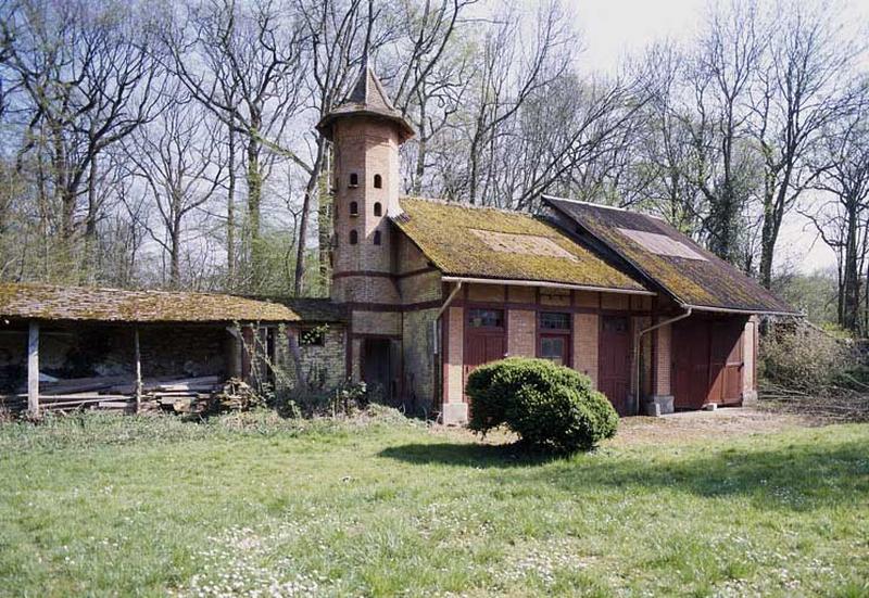 Petite dépendance agricole flanquée d'un pigeonnier en forme de tourelle adossée au mur est de la propriété.