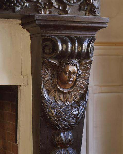 Détail du piédroit de la cheminée.