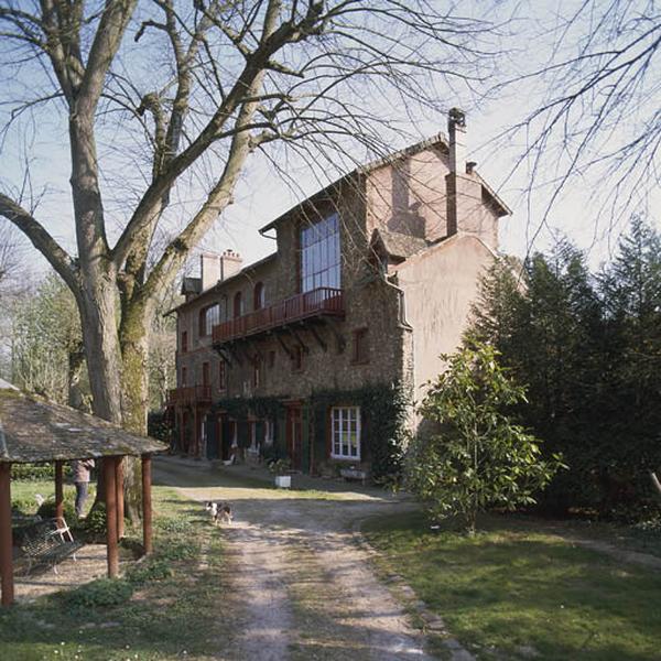 Vue d'ensemble de la maison. Au 2e étage, les vastes baies de l'ancien atelier de Nadar.