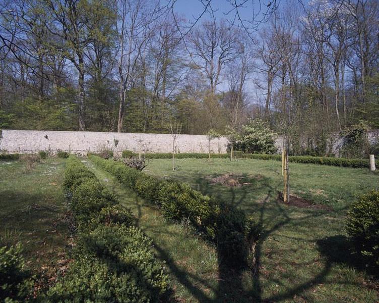 Vue du jardin, face à la maison.