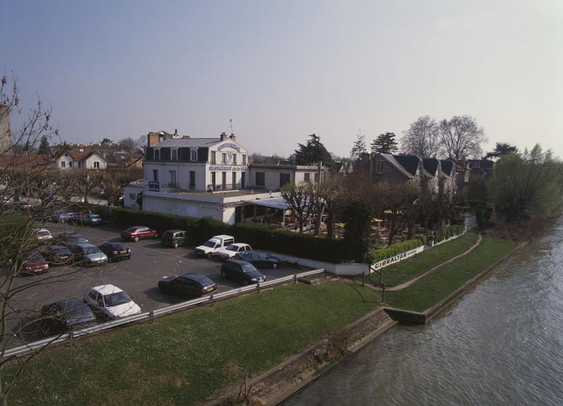 Le restaurant Gibraltar et les bords de Seine vus du pont de Juvisy.