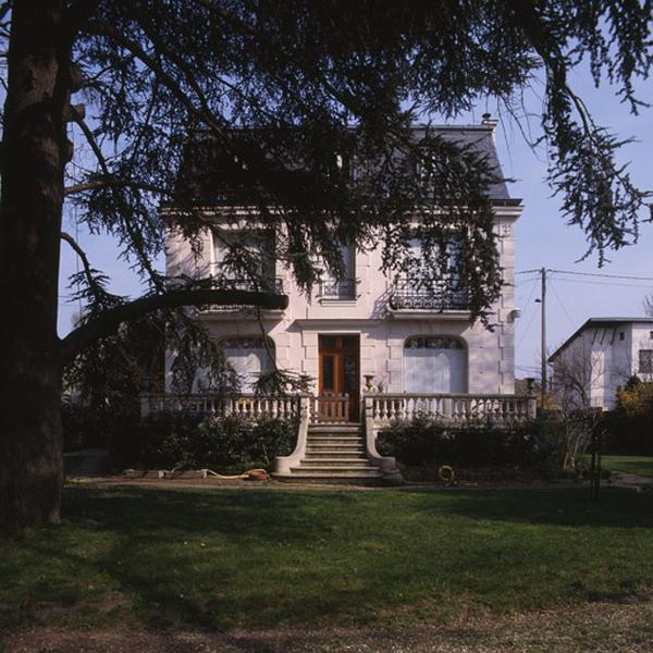 Maison, 19 avenue Libert. Vue de la façade de la maison tournée vers le parc et la Seine.