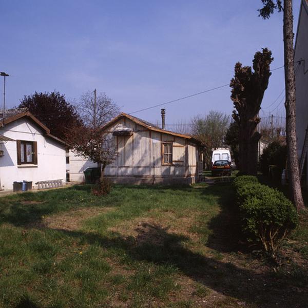 Un cabanon sur une des parcelles de la Villa-Draveil.