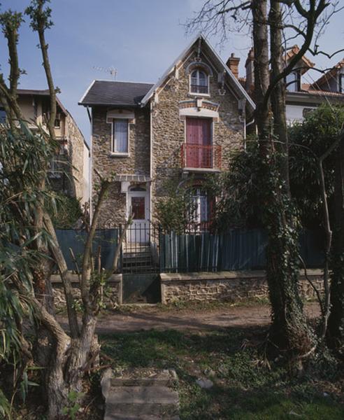 Le chemin de contre-halage baptisé Quai des Dames. Il dessert des maisons qui ont à l'arrière une entrée sur l'avenue Libert.