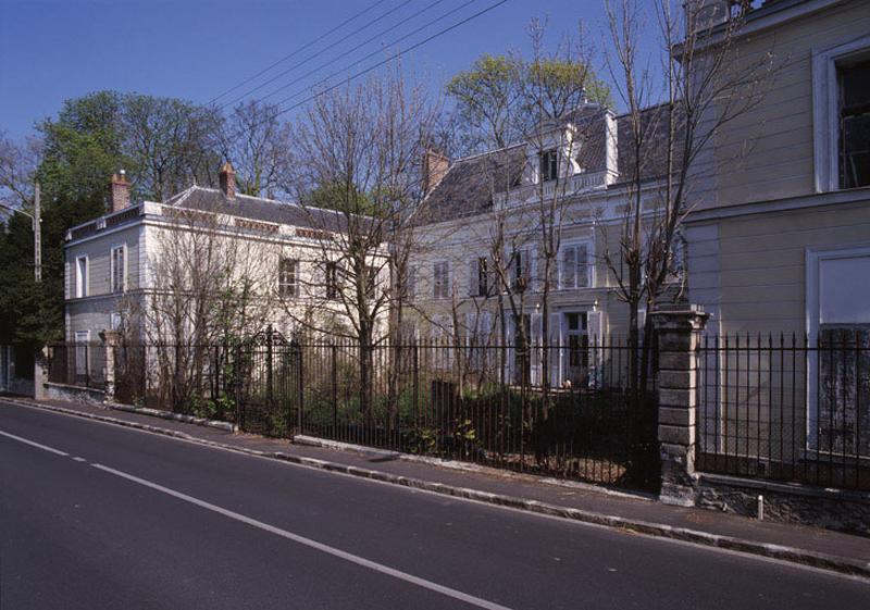 Vue en biais sur la rue Alphonse-Daudet.