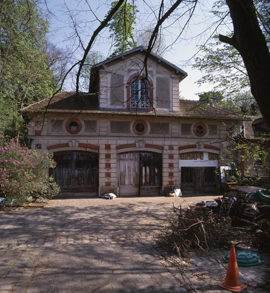 Bâtiment des communs (XIXe siècle) situé à l'est du château.