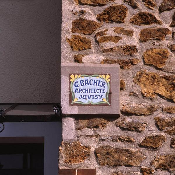 Plaque de l'architecte G. Bacher apposée sur la maison Les Muguets, 12 avenue Libert.