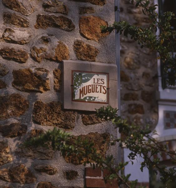 Plaque en céramique émaillée de la maison 'Les Muguets', 12 avenue Libert.