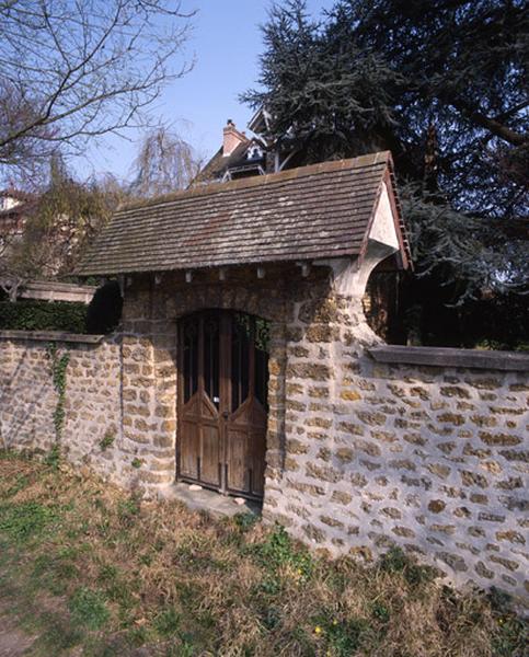 Maison, 9 avenue Libert. Vue du portail d'entrée sur le quai des Dames.