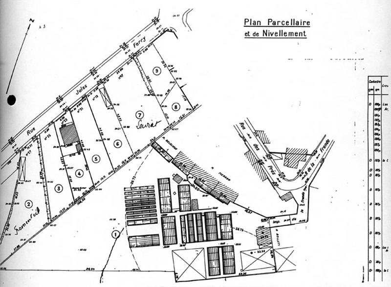 Plan et parcellaire de nivellement des terrains compris entre la rue des Prés et la rue Jules-Ferry vers 1962. La parcelle n°1, encore couverte de serres, accueillera le plateau d'évolutions sportives ; les parcelles 2 à 9 accueilleront les équipements sportifs du gymnase et de la piscine.