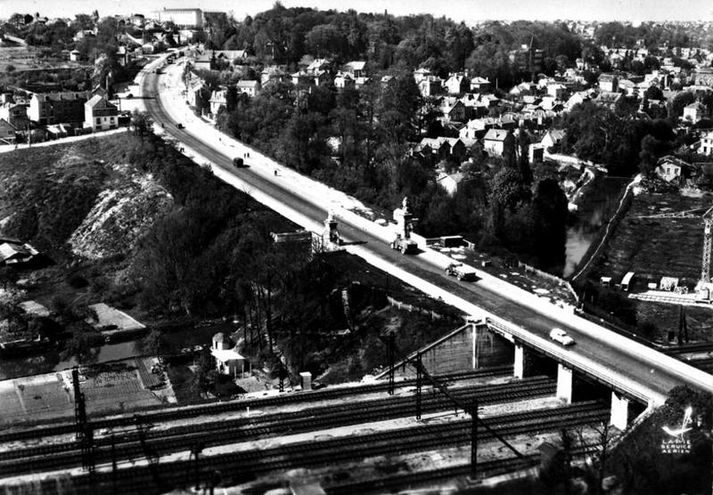 La route nationale 7 prise depuis le pont ferroviaire en direction de Fromenteau.