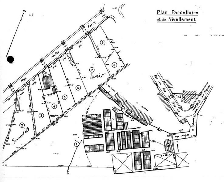 La maison-entrepôt de grainetiers Larigaldie, 2 rue des Prés, vue en 2002 depuis la rue, avant sa démolition.