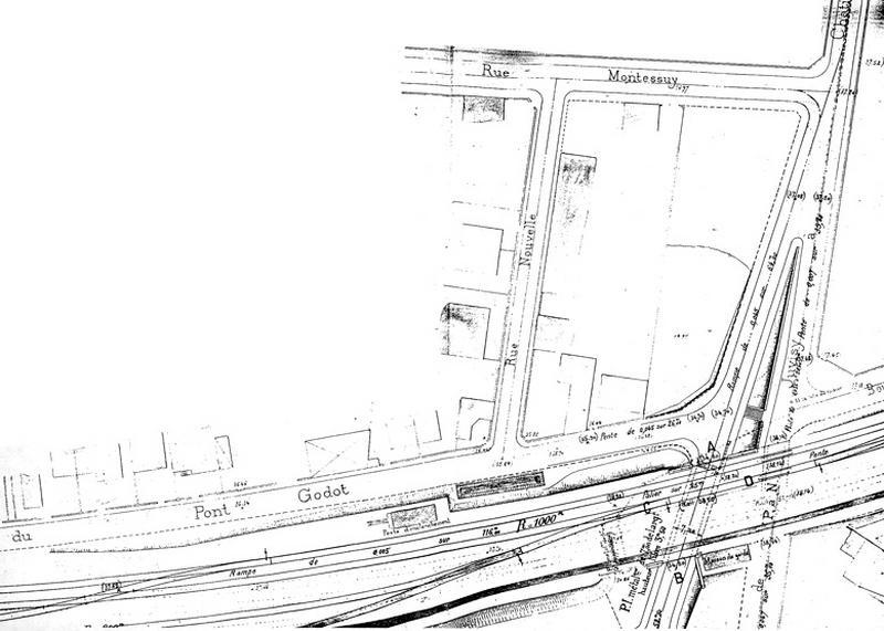 La gare et ses voies ferrées : ligne de Villeneuve-Saint-Georges à Montargis par Juvisy et Corbeil, réseau P.L.M. : construction d'un pont inférieur accolé au P.N. n°4 : plan de situation de l'ouvrage élevé à l'intersection des voies et de la rue de Châtillon : document non signé, daté du 17 juin 1909.