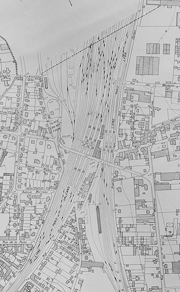 Plan topographique de Juvisy dressé par L. Poussin en 1945 : plan de la gare et de l'interconnexion des réseaux, du quartier de la gare et du bord de Seine.