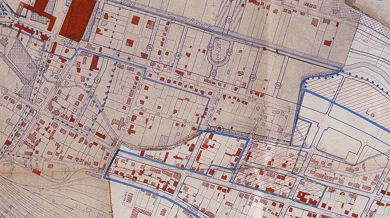 Plan de reconstruction et d'aménagement de la ville de Juvisy, non daté (1947 environ), portant en rouge les bâtiments totalement détruits, en hachures, les bâtiments gravement dégradés par les bombes : détail concernant le lotissement du parc inférieur.