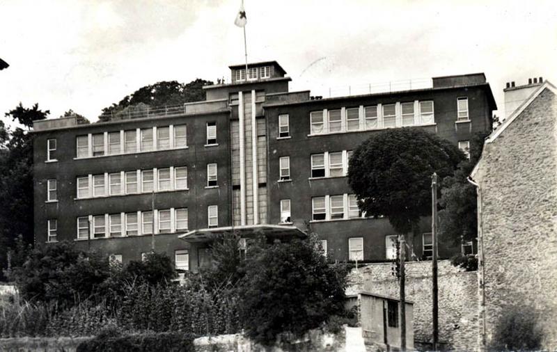 Vue d'ensemble de la façade de l'hôpital photographiée du côté sud-est.