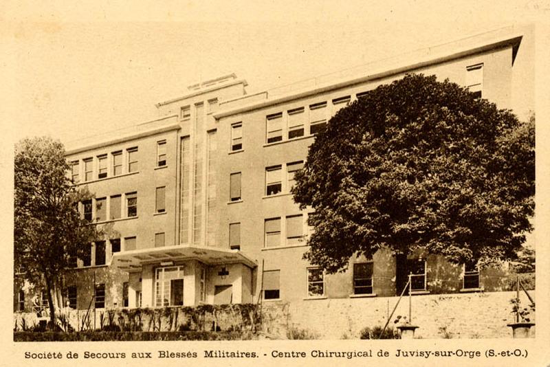 Vue d'ensemble de la façade de l'hôpital photographiée du côté sud-est.
