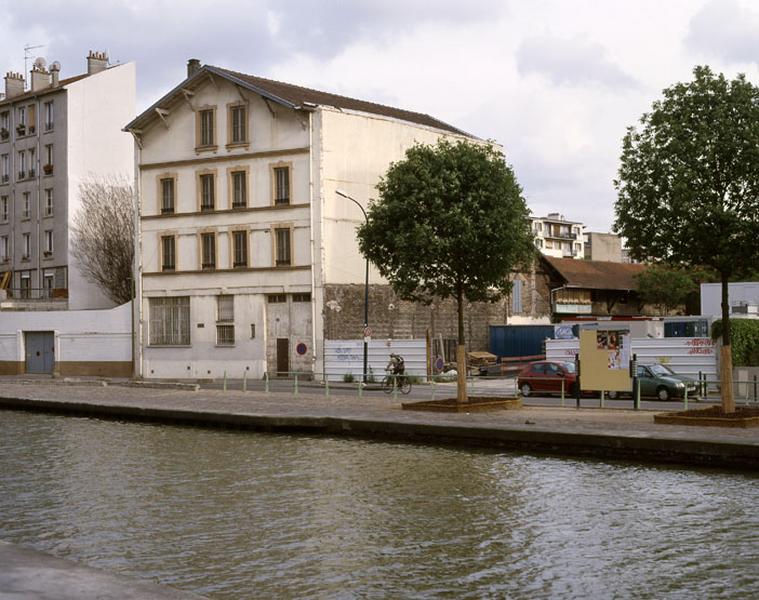 Vue de l'entrepôt industriel depuis la rive droite du Canal de l'Ourcq.