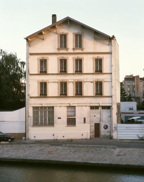 Vue de l'entrepôt industriel depuis la rive droite du Canal de l'Ourcq.