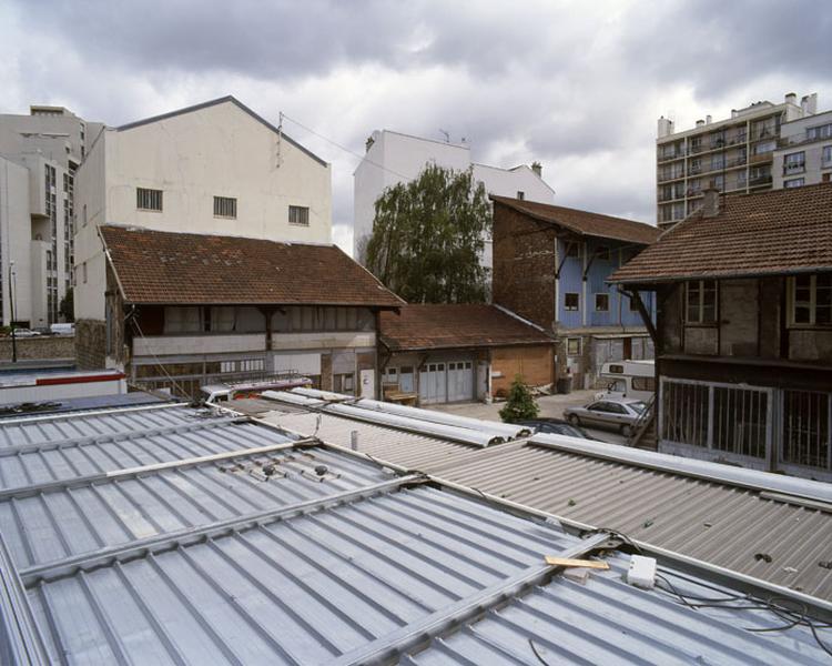 Vue des ateliers et appentis de la propriété de M. Renaud situés derrière l'entrepôt industriel Duborjal.
