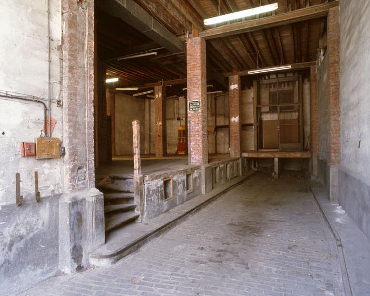 Vue intérieure du quai de chargement de l'entrepôt industriel.