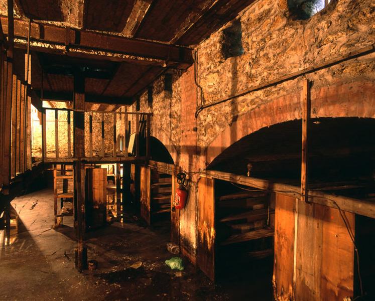 Vue intérieure du sous-sol de l'entrepôt industriel.