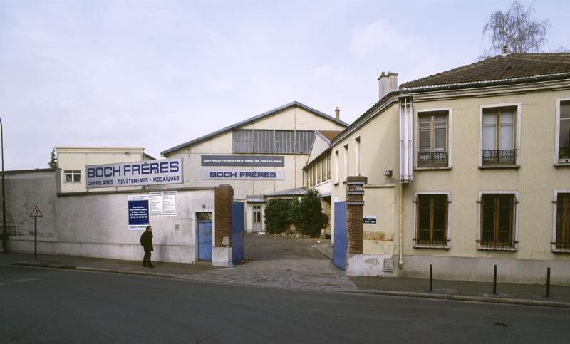 Vue de l'entrée du site industriel Boch Frères depuis la rue Victor Hugo. A droite, les anciens bureaux de la Société Stern-Sonneborn transformés en logement pour le gardien du site.