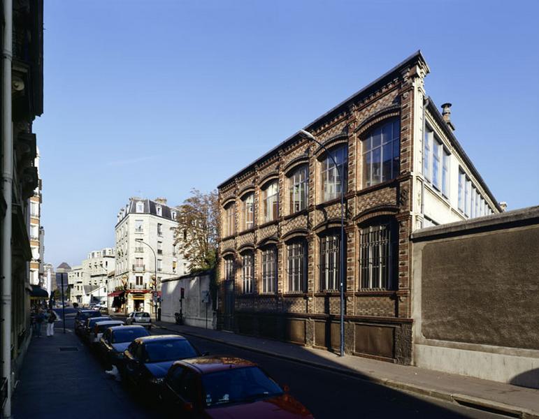 Vue du bâtiment administratif depuis la rue Victor Hugo.