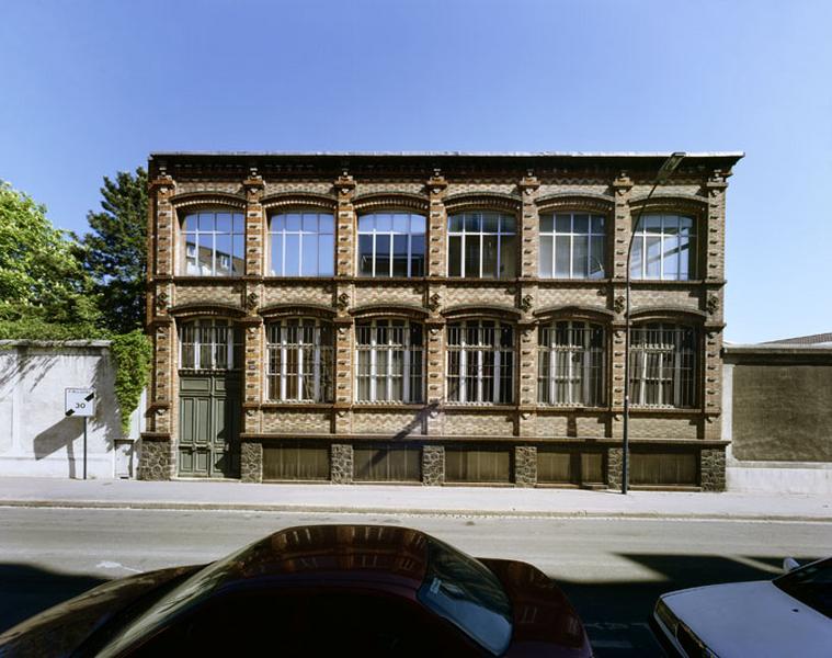 Vue de la façade sur rue du bâtiment administratif depuis la rue Victor Hugo.
