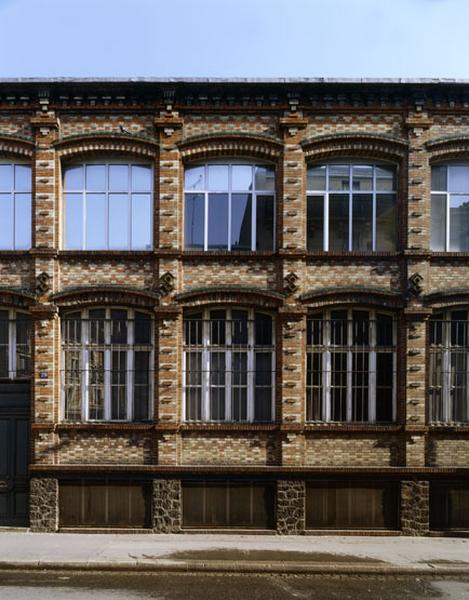 Vue des baies de la façade sur rue du bâtiment administratif depuis la rue Victor Hugo.