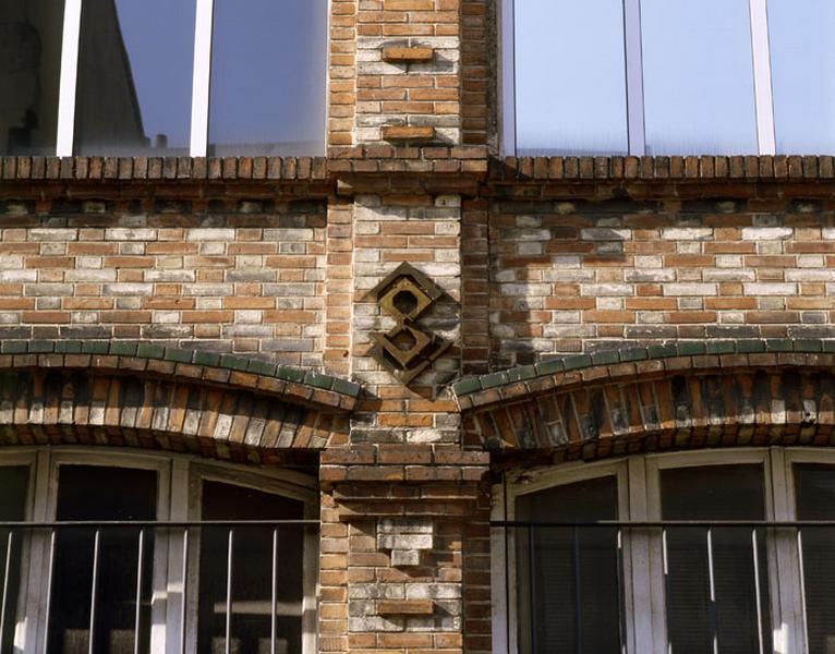 Détail d'un décor de la façade sur rue du bâtiment administratif depuis la rue Victor Hugo.