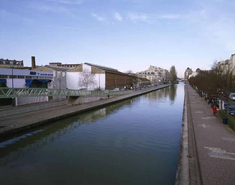 Vue des entrepôts du site Boch Frères depuis la passerelle de l'Hôtel de Ville. A droite, le sommet de la cheminée d'usine.