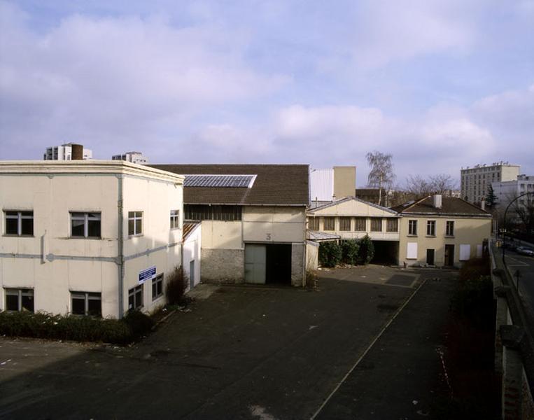 Vue de la cour du site Boch Frères depuis le 1er étage du bâtiment administratif. A gauche, l'ancien atelier de travail du bois des Comptoirs Français E. Mignot.