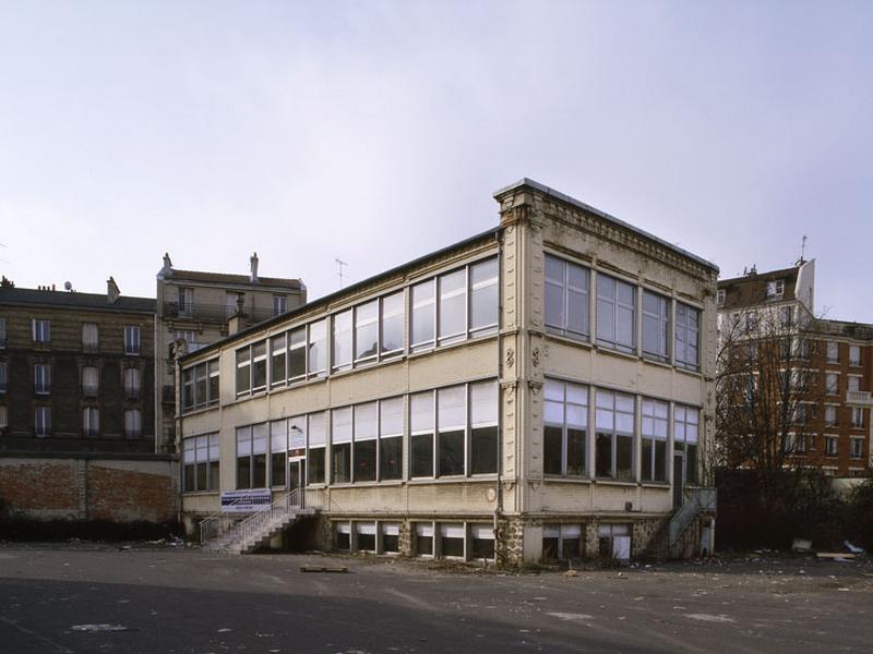 Vue de la façade en retour du bâtiment administratif depuis la cour du site industriel.