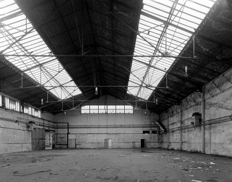 Vue intérieure de l'ancien atelier de réparation des véhicules automobiles des Comptoirs Français E. Mignot.