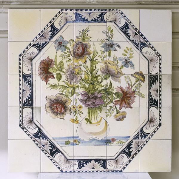 Panneaux de céramique (sujet : bouquet de fleurs) situés au 1er étage du bâtiment administratif.