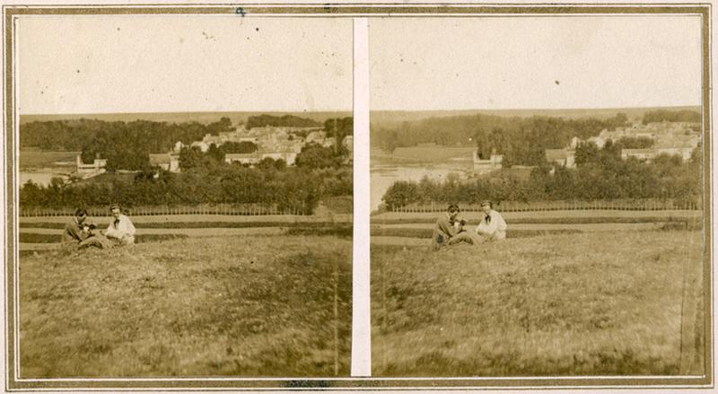 Vue stéréoscopique depuis les hauteurs de Bry, en contrebas, le village et à gauche le pont suspendu sur la Marne. L'un des jeunes hommes au premier plan serait Adrien Mentienne.