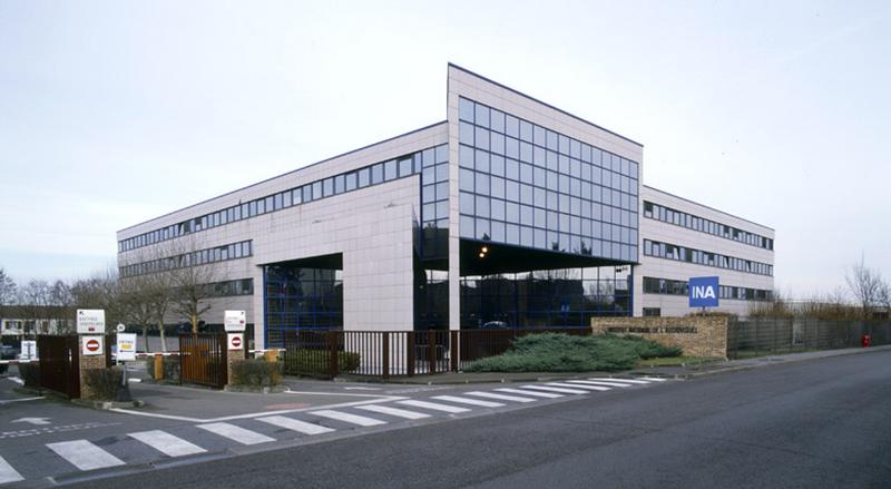 Vue générale du nouveau siège social de l'Institut National de l'Audiovisuel (INA) inauguré en 1989.