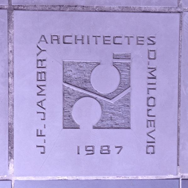 Nouveau siège social de l'Institut National de l'Audiovisuel (INA). Plaque de signature des architectes.