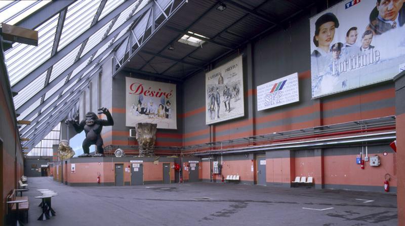 SFP (Société Française de Production), vaste couloir desservant des espaces de studios.