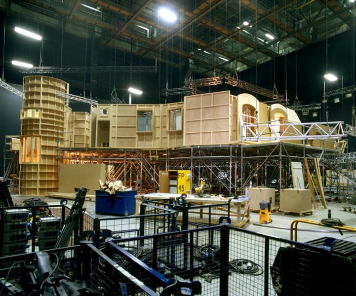 SFP (Société Française de Production), vue intérieure d'un plateau de tournage, un décor est en cours de construction.