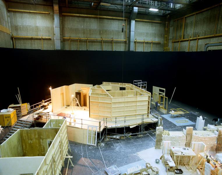 SFP (Société Française de Production), vue surplombante d'un plateau de tournage, un décor est en cours de construction.
